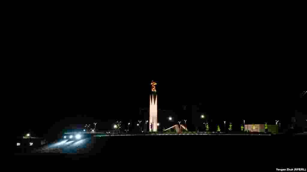 На противоположной стороне Карантинной бухты виден памятник окончанию Гражданской войны 