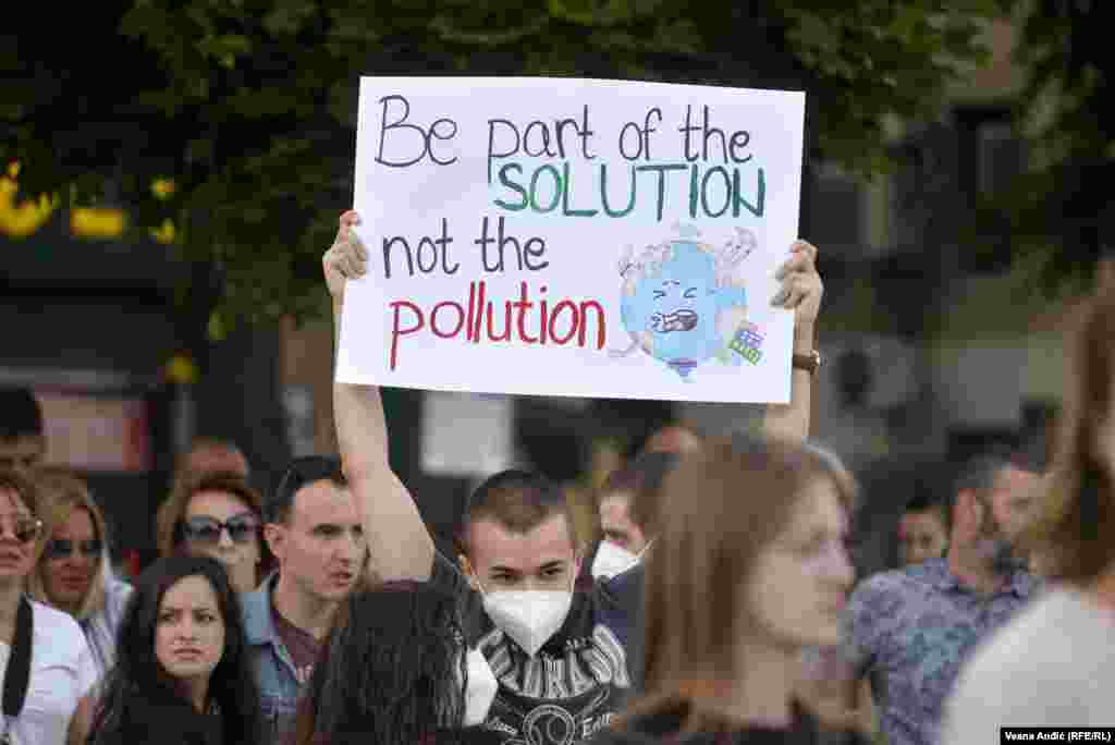 "Za par meseci kreće nova sezona zagađenja, a  već sledećeg kupovina čvrtih goriva lošeg kvaliteta (sirovni lignit) koji su jedan od uzročnika zagađenja. U međuvremenu je došlo i do velikog požara na deponiji Vinča, koji je nedeljama emitovao kancerogene supstance koje je vetar nanosio pravo na grad od dva miliona stanovnika“, poručuju iz Eko straže.