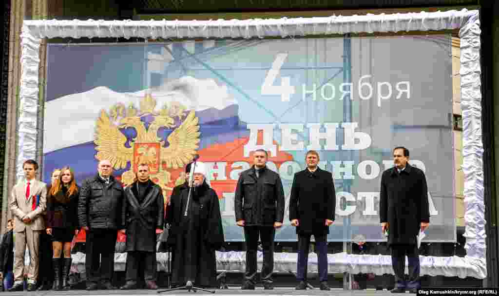 Перед собравшимися выступили представители крымской власти – «премьер-министр» Крыма Сергей Аксёнов и глава «Госсовета» Владимир Константинов.