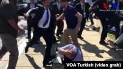 Один із моментів сутички 16 травня: чоловік у костюмі з лав турецької охорони б’є демонстранта