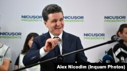 Во второй тур выборов также вышел мэр Бухареста Никушор Дан