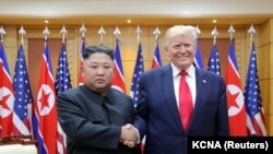 Лідер КНДР Кім Чен Ин (л) і президент США Дональд Трамп