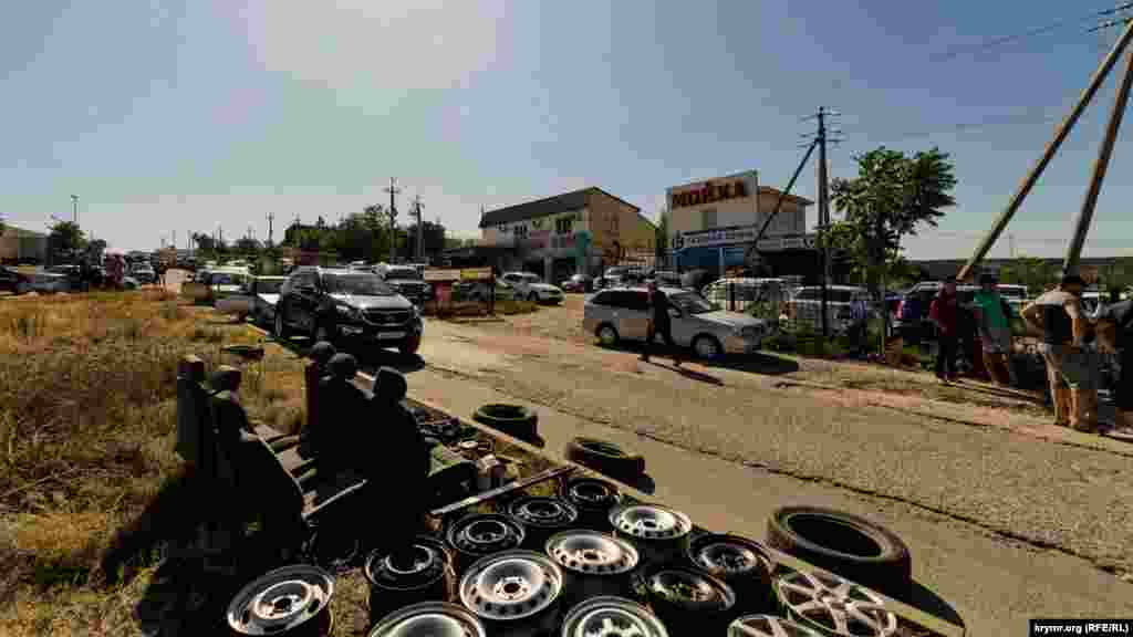 У дороги на авторынок «Черномор»