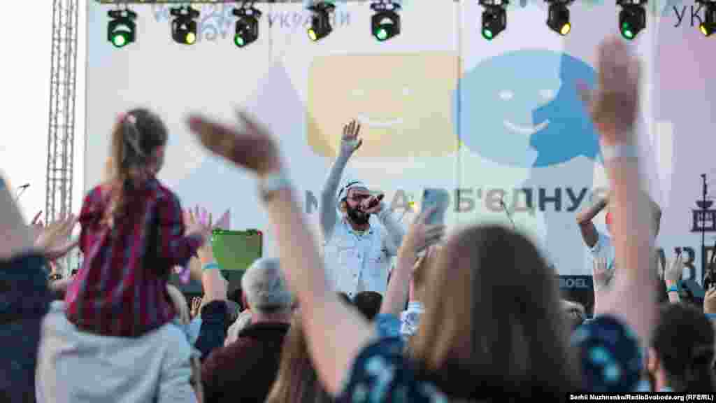 Співак KISHE вітає глядачів святкового концерту «Мова об’єднує»