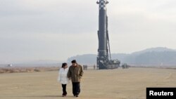 Лідер Північної Кореї Кім Чен Ин разом зі своєю дочкою біля міжконтинентальної балистичної ракети. Фото ілюстративне