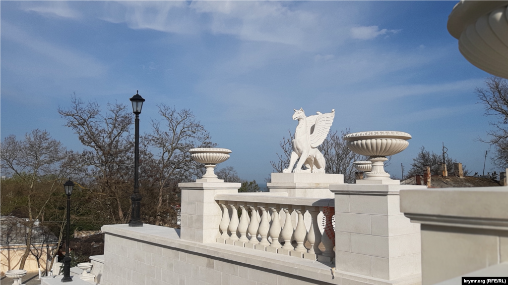 Скульптура грифона – мифического существа, символа Керчи, установлена на перилах Митридатской лестницы. Грифоны и раньше украшали это сооружение, однако во время демонтажа лестницы оригинальные скульптуры демонтировали и вывезли. Теперь с высоты горы Митридат на приморский город взирают скульптурные реплики