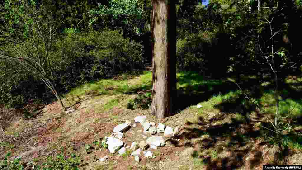 Багато могил на Полікурі зберігають на собі сліди вандалізму – відсутні декоративні деталі, поверхні змальовані графіті