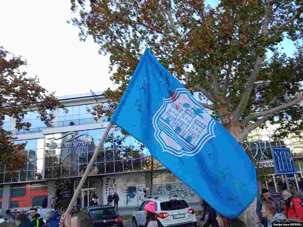 Okupljeni su duž bulevara nosili "krvavu" zastavu Novog Sada.  