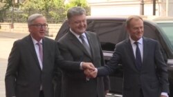Порошенко, Туск і Юнкер зустрілися перед самітом «Україна – ЄС» (відео) Порошенко, Туск і Юнкер зустрілися перед самітом «Україна – ЄС» (відео)