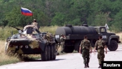 Ruske trupe na vojnom aerodromu Slatina kod Prištine, 12. jun 1999.