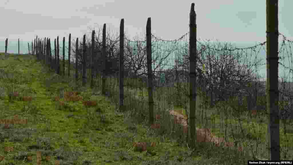 В 1928 году работы возобновились, а батарее был присвоен тридцатый номер. В Севастополе с тех пор ее часто называют просто «тридцатка». На вооружение батарея получила две двухорудийные артиллерийские установки МБ-2-12 с орудиями калибра 305 мм или двенадцать дюймов по-старому. Именовались установки как первая и вторая бронебашни. Строительство было закончено в 1934 году, но недоделки устраняли вплоть до 1940 года