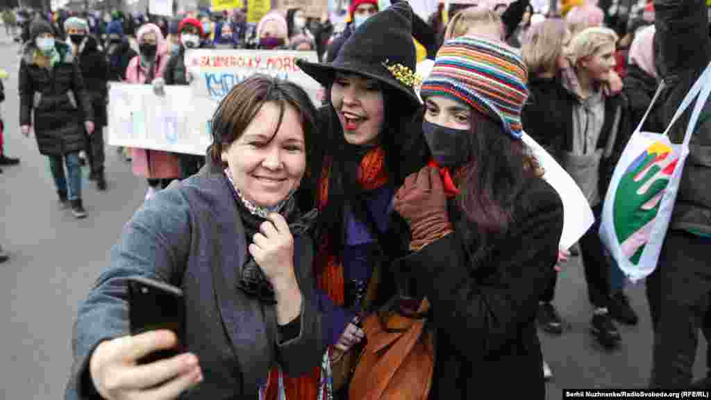 Така хода центром Києва на 8 березня вже стала традиційною 