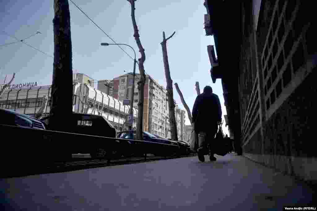 Građani su zabrinuti da će vazduh u ovom delu grada biti dodatno zagađen sada kada više nema krošnji. "Rekli su da će ovo ozeleneti, samo ćemo se do tada mi podaviti", rekla nam je jedna stanovnica ulice Cara Dušana.