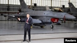 Кароль Навроцький відвідує 31-шу тактичну авіабазу, Польща, 11 вересня 2025 року