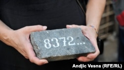 На улицах Белграда вышли демонстранты "женщины в черном" в память жертв резни мусульман в Сребренице