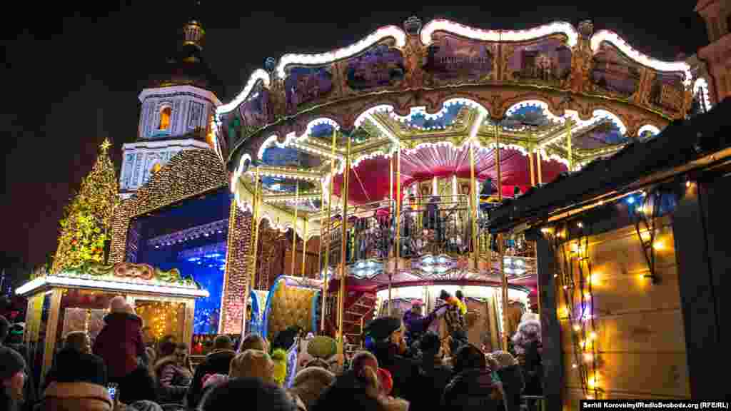 Простір між Софіївською та Михайлівською площами – організатори створили святковий новорічний простір у європейському стилі