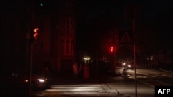 Темні вулиці під час блекауту, фото ілюстративне