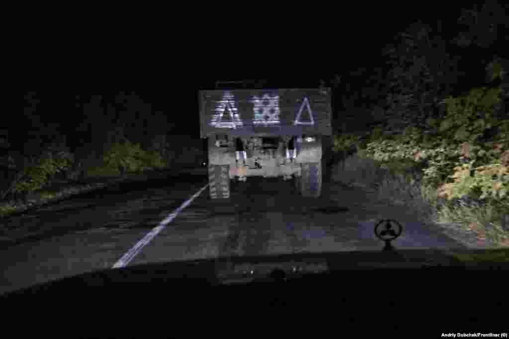 Машина ЗСУ з розпізнавальними знаками «курської операції» на дорозі до фронту неподалік річки Сейм. Ця річка стала однією з ключових точок під час наступу українських сил на Курську область, коли ЗСУ розбили всі мости через Сейм на її території. На думку аналітиків, знищення мостів через Сейм мало вирішальне значення – для Москви це ускладнило постачання її військ на південь від річки, а для ЗСУ – відкрило можливість затиснути російських військових у Глушківському районі Курської області