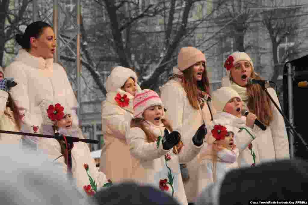 На площі перед Оперним театром колядують молоді колективи – слухачів не бракує