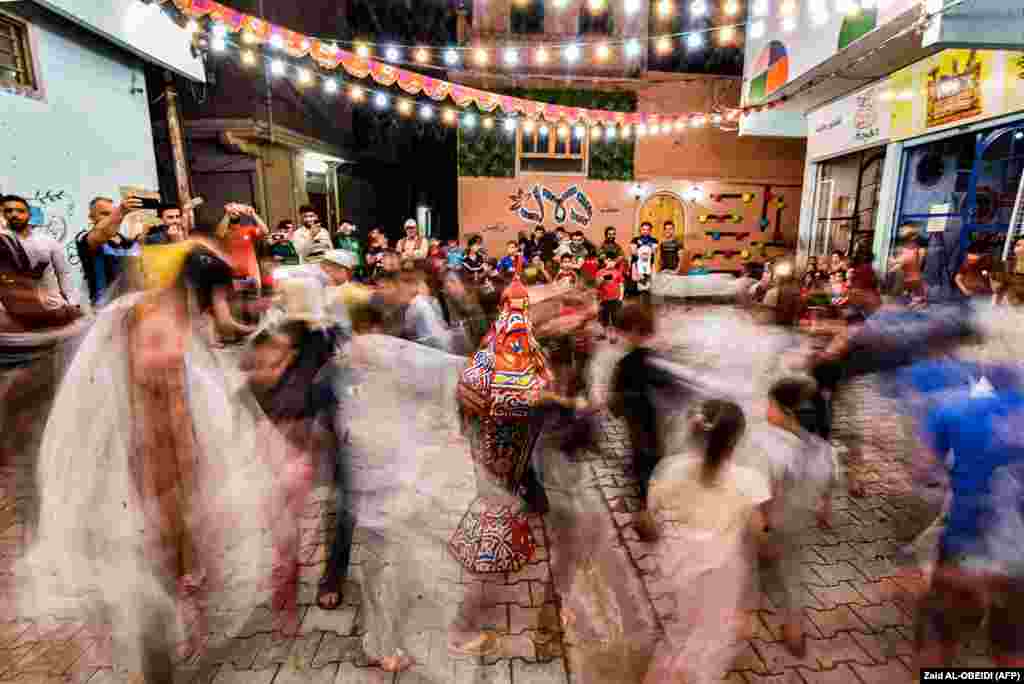 Северный регион Ирака. Дети танцуют на улице в старом городе Мосула в новый месяц, символизирующий начало Рамадана  