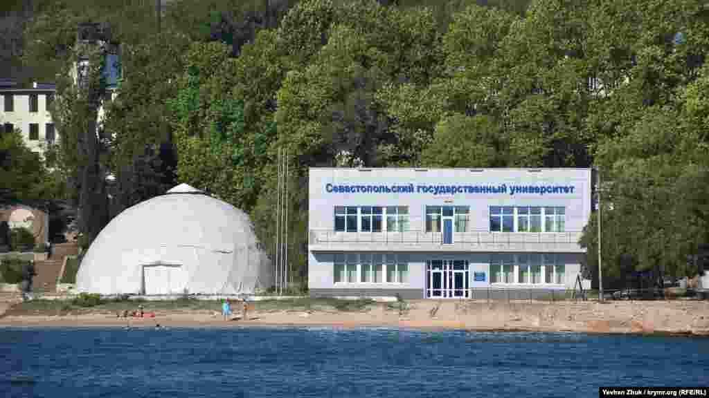 Центр морских исследований и технологий Севастопольского национального университета ядерной энергии и промышленности (после аннексии Крыма – «Севастопольского государственного университета») на берегу бухты Голландия  