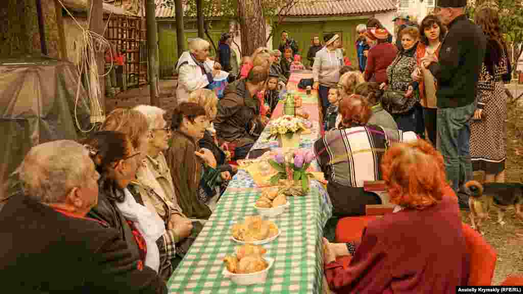 В дворике симферопольской кенассы собираются крымские караимы с разных уголков полуострова на празднования. На фото – застолье в честь традиционного караимского праздника урожая в 2019 году