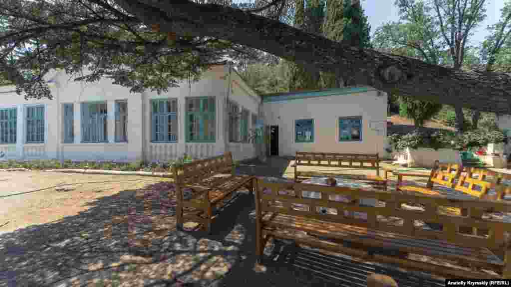 В этом доме писатель с семьей поселился в 1918 году и прожил до эмиграции в Берлин, а потом в Париж в 1922 году. Здесь он написал романтическую повесть «Неупиваемая чаша» и несколько социально-политических сказок («Инородное тело», «Всемога», «Преображенский солдат» и другие) . И пережил трагическую смерть единственного сына Сергея, растрелянного большевиками в 1921 году в Феодосии