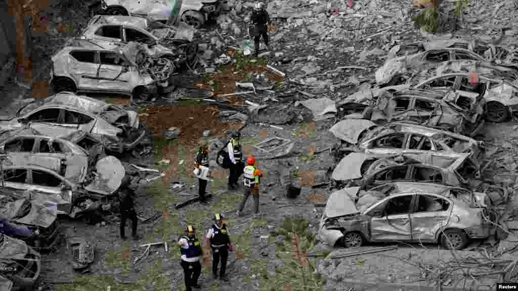 Spasilačke ekipe procenjuju štetu nakon izraelskog napada na stambeno područje u Beršebi.