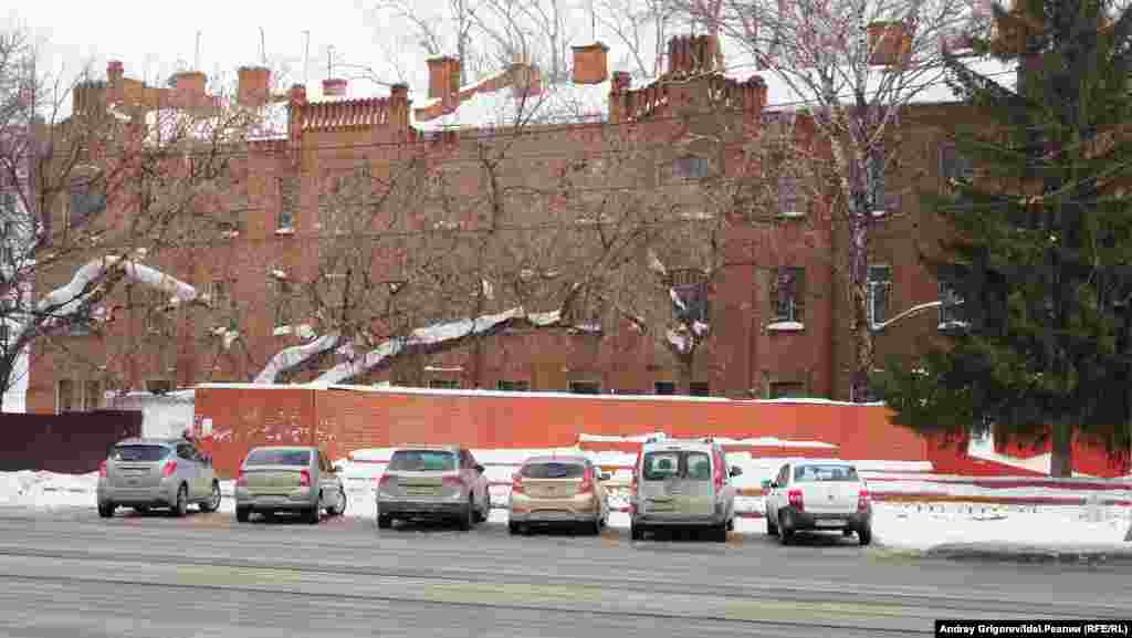 Этот дом отлично виден с улицы Ершова. Но уже через неделю здание должны покинуть последние жильцы, и после этого его могут снести в любую минуту. 