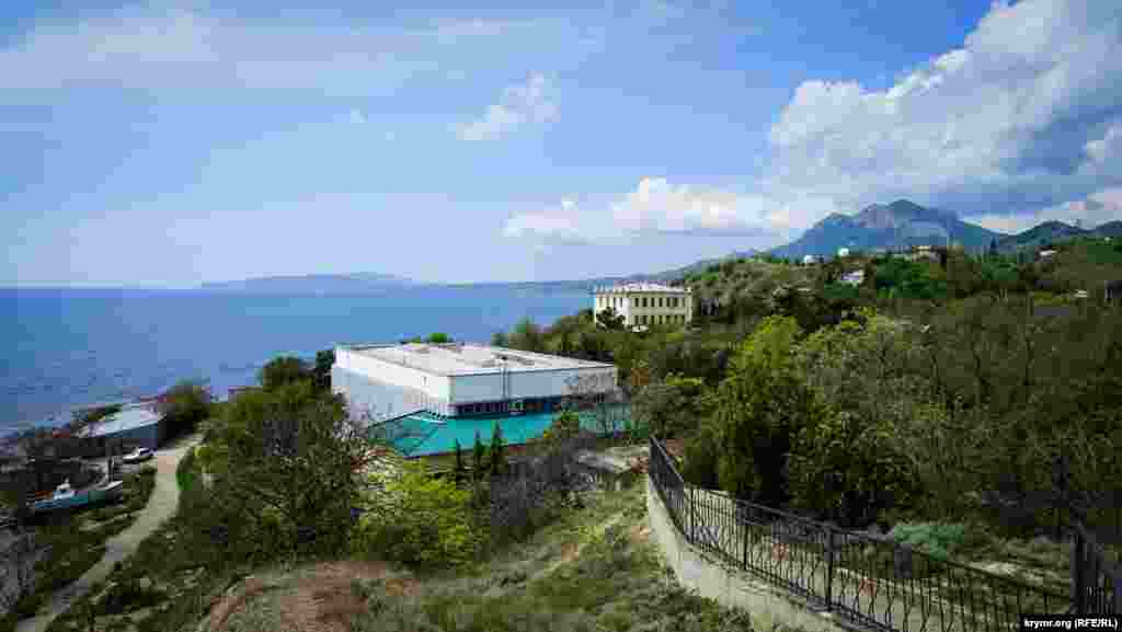 Вид на Карадагскую научную станцию природного заповедника в поселке Курортное в начале тропы «Большой Кара-Даг»