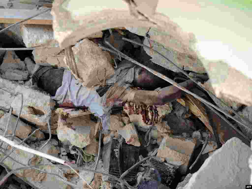 Число жертв стихийного бедствия, почти полностью разрушившего столицу страны Порт-о-Пренс, оценивается в десятки тысяч. Ряд официальных лиц говорят о более чем ста тысячах погибших. ООН подтвердила гибель 16 сотрудников своей миссии на Гаити, более 150, включая ее руководителя - пропали без вести