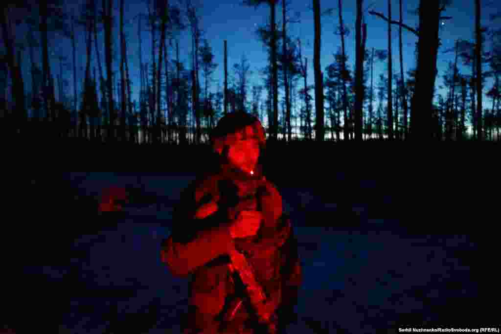 Антон (36 років) в складі Сил оборони України з 11 квітня 2022 року: «В мене є сімʼя. Я тут народився. Мої діти тут народилися. І, мабуть, буде неправильно лишити їх права вибору в цьому житті жити на своїй землі і жити, як їм хочеться. Почалась війна – пішов на війну». 1-ша бригада оперативного призначення «Буревій» Національної гвардії України, Серебрянський ліс, лютий 2024 року