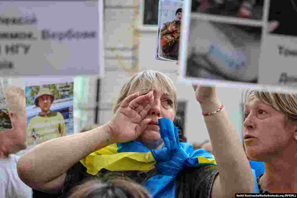 Рідні зниклих безвісти українських військових під час зустрічі звільнених з полону РФ