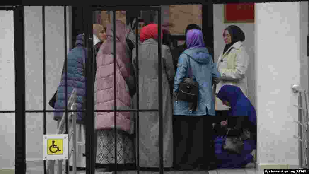 Северо-Кавказский окружной военный суд на выездном заседании по «ялтинскому делу Хизб ут-Тахрир» продлил арест Муслиму Алиеву, Эмир-Усеину Куку, Вадиму Сируку, Энверу Бекирову, Рефату Алимову и Арсену Джеппарову до 27 мая 2018 года. Поддержать обвиняемых пришли порядка 50 человек, однако в зал суда пустили около 15 человек – близких родственников. Те, кому не удалось попасть на заседание, пишут жалобы в подконтрольный России Крымский гарнизонный военный суд. 4 декабря 2017 года  