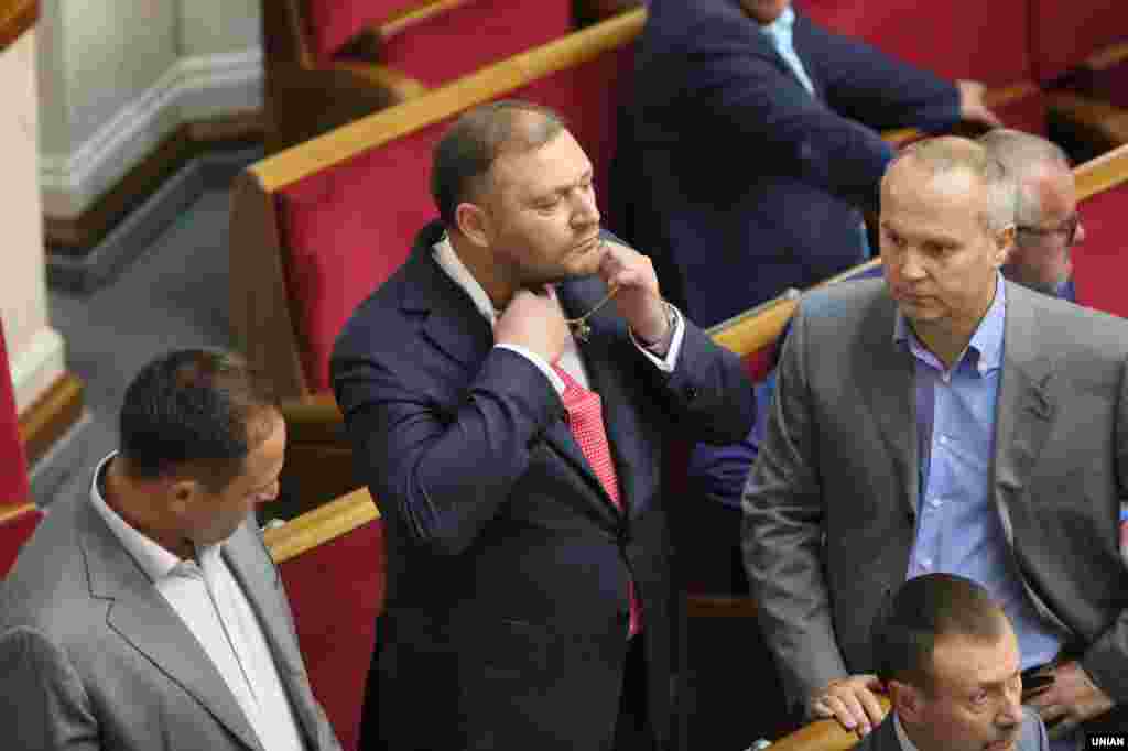 Народний депутат Михайло Добкін (фракція «Опозиційний блок») поправляє хрестик на шиї під час засідання Верховної Ради, на якому депутати проголосували за зняття з нього недоторканності (притягнення до відповідальності, затримання і арешт). Київ, 13 липня 2017 року БІЛЬШЕ ПРО ЦЕ  
