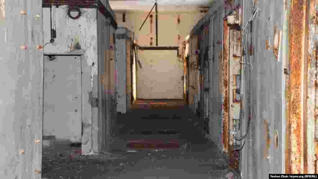 Более всего поражает масштаб строения, высота которого около 66 метров – приблизительно с 25-этажный дом. Вход и стены внутри изрисованы граффити