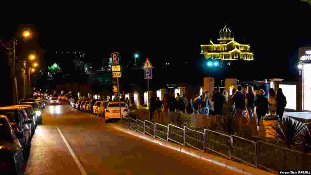 Очереди образовались на двух входах, парковочных мест рядом с музеем-заповедником нет 