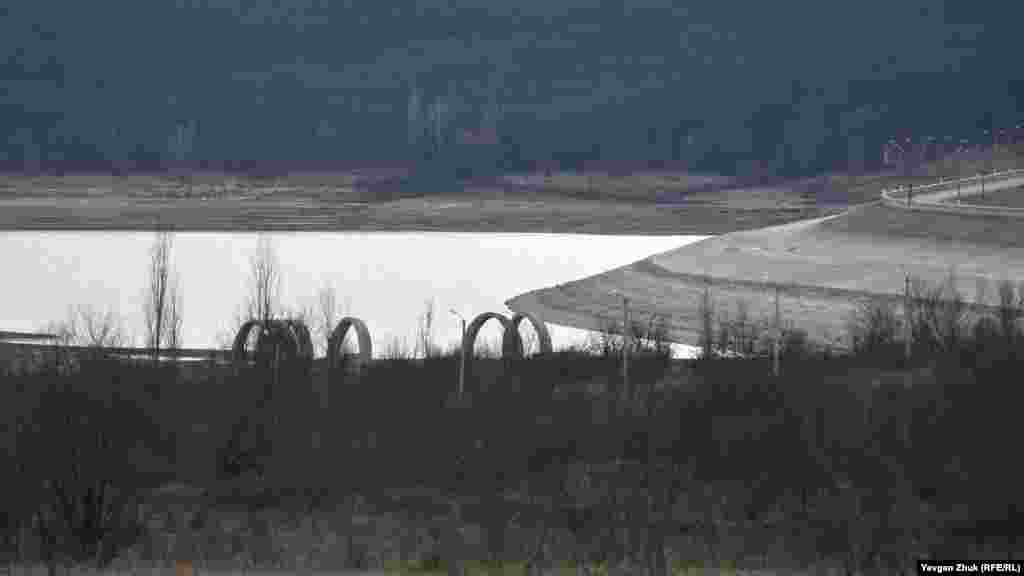 Вид на Чернореченское водохранилище со стороны села Передовое. Бетонные кольца, по которым раньше определяли уровень воды в водохранилище, сейчас оказались на суше, 25 января 2021 года