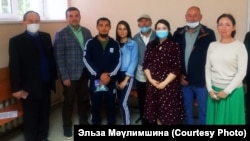 Байрас Габидуллин (третий слева) и защитники Куштау в Ишимбайском суде