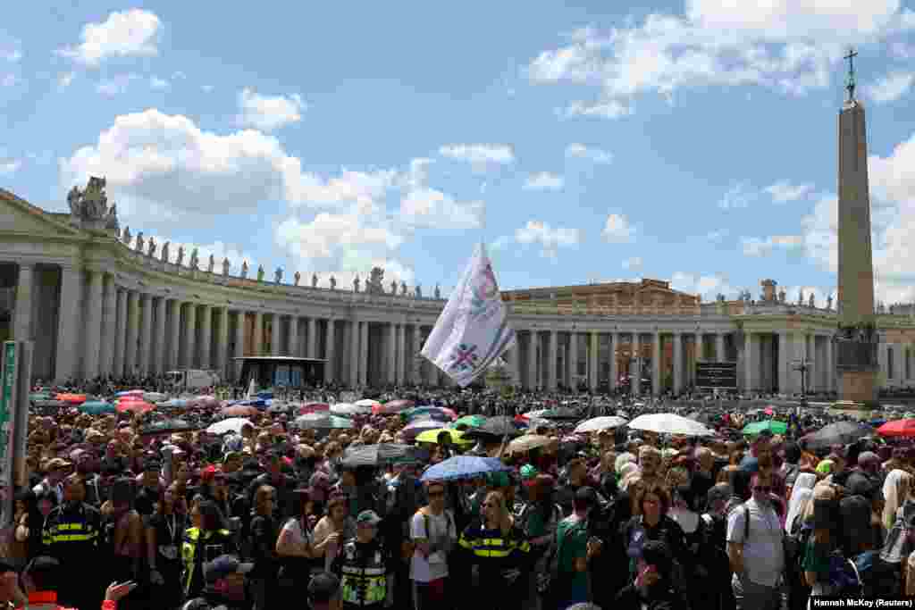 Труна з тілом папи Франциска для церемонії прощання стоїть від 23 квітня у базиліці Святого Петра у Ватикані