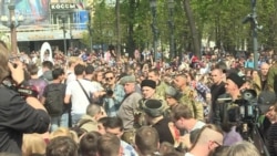 Казаки бьют нагайками протестующих Казаки бьют нагайками протестующих