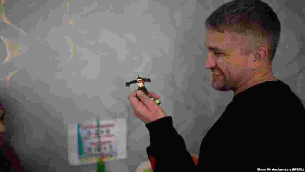 «Когда Нариман вернулся, дети не отпускали его ни на шаг одного – всегда были с ним, и очень переживали, когда он выходил по делам или в магазин», – рассказывает Лемара. На фото: Нариман показывет игрушки из пластилина, которые сделали его сыновья