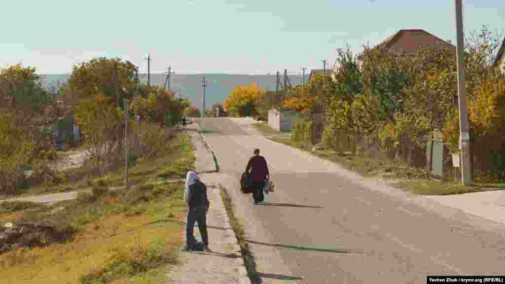 Площадь села Сахарная Головка около 1,5 км². Местные жители обычно передвигаются по нему на своих двоих