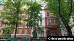 В 2016 году New York Post сообщал, что Роман Абрамович является владельцем трех домов в Нью-Йорке