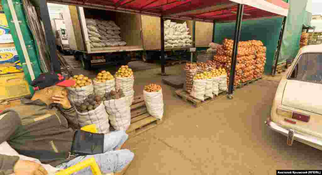 На оптовых рядах с картошкой, луком и свеклой. «Урожай овощей в этом году нормальный. Но нет «хода» товара, не работает «общепит» из-за коронавируса», – рассказывает оптовик. По словам мужчины, местную картошку оптом, то есть минимум один мешок, продают по 16 рублей за килограмм, а привозную из Кубани – по 20 рублей