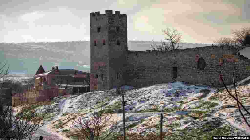 Феодосия, Генуэзская крепость. Она располагается на Карантинном холме – старейшей жилой территории Феодосии, освоение которой, по сути, началось с момента постройки крепости. Ее внешняя линия обороны имела не одну, а целых две линии укрепления: цитадель и внешнюю часть. Это фактически сделало крепость в Кафе одной из самых мощных в Европе. Цитадель возводили на склонах Карантинного холма в 1340-1343 годах и достраивали еще в течение десяти лет. До наших дней сохранилась только южная часть западной стены цитадели с двумя башнями, а также пилоны главных ворот