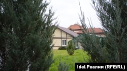 Участок, примыкающий к улице Большой, площадью почти в 40 соток и кадастровой стоимостью 9,2 млн руб. принадлежит Равилю Муратову