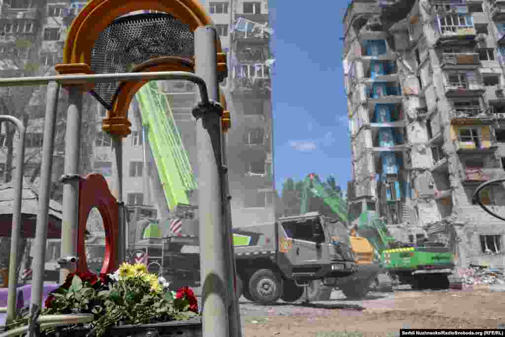 У Солом'янському районі Києва на другий день після російського комбінованого обстрілу, в результаті якого був зруйнований цілий під'їзд багатоповерхівки, тривали пошукові роботи. Рятувальники продовжували розбирати завали в пошуках зниклих безвісти. Київ, 18 червня 2025 року