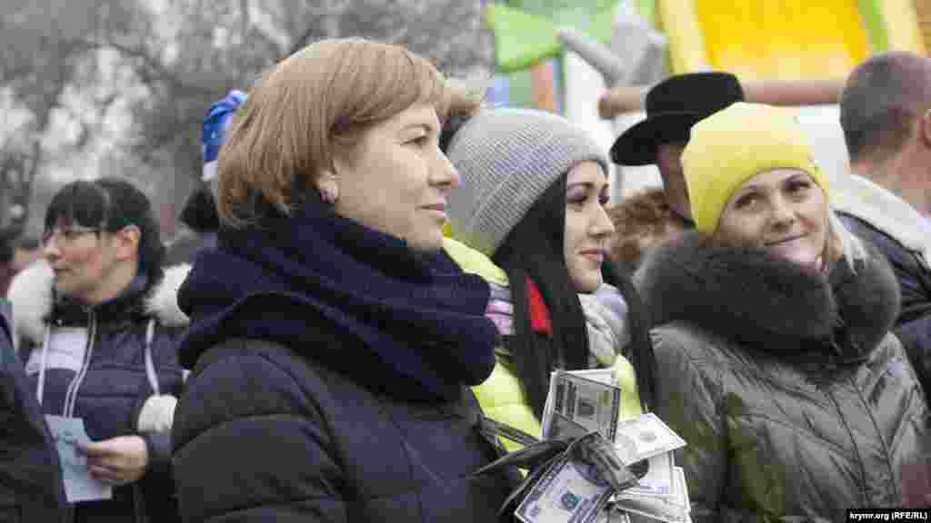 За подарок, сделанный своими руками, дарителя могли номинировать на приз от организаторов – за фантазию и оригинальность.