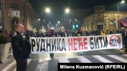 Okupljeni na protestu u Valjevu u zapadnoj Srbiji zbog geoloških istraživanja kanadske kompanije Euro litijum Balkan, 19. novembar 2024.